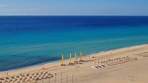 Plage à proximité, chaises longues, parasols, serviettes de plage