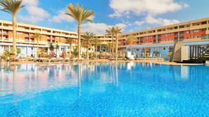 3 piscines extérieures