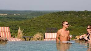 2 outdoor pools