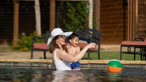 2 outdoor pools