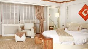 Luxe beddengoed, pillowtop-bedden, een minibar, een kluis op de kamer
