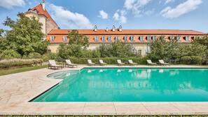 Outdoor pool, pool umbrellas, sun loungers