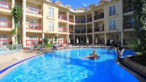 2 piscines extérieures, parasols de plage, chaises longues