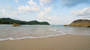 หาดส่วนตัว, ทรายสีขาว, ร่มชายหาด, ผ้าเช็ดตัวชายหาด