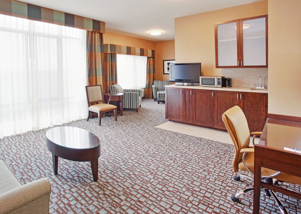 Holiday Inn Express & Suites Salinas, an IHG Hotel