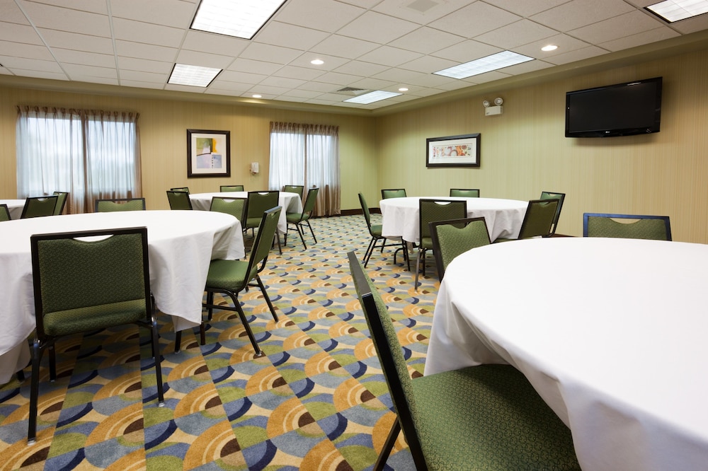 Holiday Inn Express Hotel & Suites Madison-Verona, an IHG Hotel