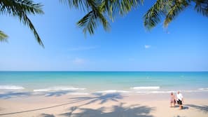 Privatstrand, weißer Sandstrand, Liegestühle, Sonnenschirme