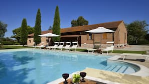 Piscina stagionale all'aperto, ombrelloni da piscina, lettini