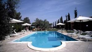 Piscina stagionale all'aperto, ombrelloni da piscina, lettini