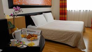 Minibar, caja fuerte, escritorio y cunas o camas infantiles gratuitas