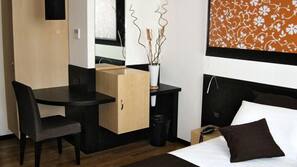 Minibar, caja fuerte, escritorio y cunas o camas infantiles gratuitas