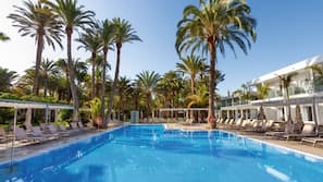 3 piscinas al aire libre, sombrillas, tumbonas