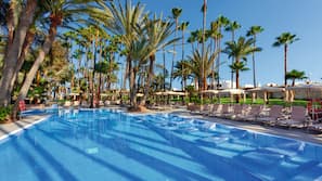 3 piscinas al aire libre, sombrillas, tumbonas