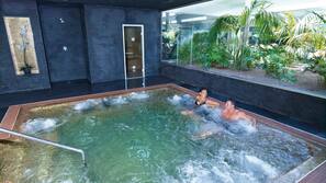 Bañera de hidromasaje en el interior