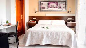 Materassi in memory foam, una cassaforte in camera, una scrivania