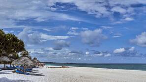 Plage, chaises longues, parasols, serviettes de plage