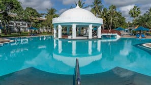2 piscines extérieures, parasols de plage, chaises longues