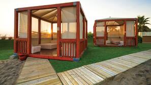 Privatstrand, Cabañas (gegen Gebühr), Liegestühle, Sonnenschirme