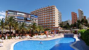 2 outdoor pools, pool loungers