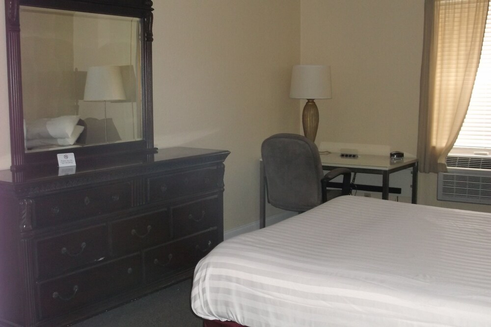 Room, Days Inn Lake Okeechobee