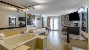 Luxe beddengoed, een bureau, een strijkplank/strijkijzer, extra bedden
