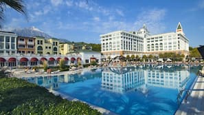 2 piscine coperte, 5 piscine all'aperto, ombrelloni da piscina, lettini