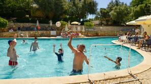 3 piscines extérieures