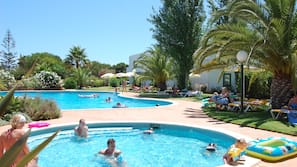 3 piscines extérieures