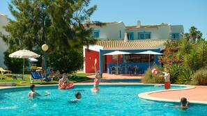 3 piscines extérieures