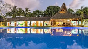 8 piscinas al aire libre
