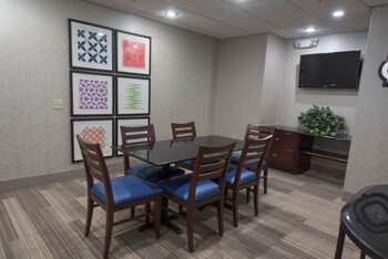 Holiday Inn Express Hotel Suites In North East Erie Erie 95 Room Prices Reviews Travelocity