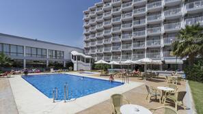 Una piscina al aire libre (de 10:30 a 18:30), sombrillas, tumbonas