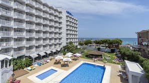Una piscina al aire libre (de 10:30 a 18:30), sombrillas, tumbonas