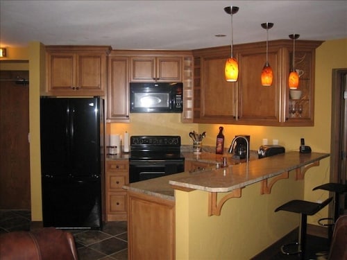 Ski-in, Ski-out Luxury, Corner Unit. Sleeps 6. Hot Tubs, Pool, 55" TV. Near Base in Winter Park, United States