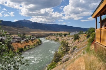 Cozy Eagles Nest Cabin Above The River 6 Blocks From Yellowstone