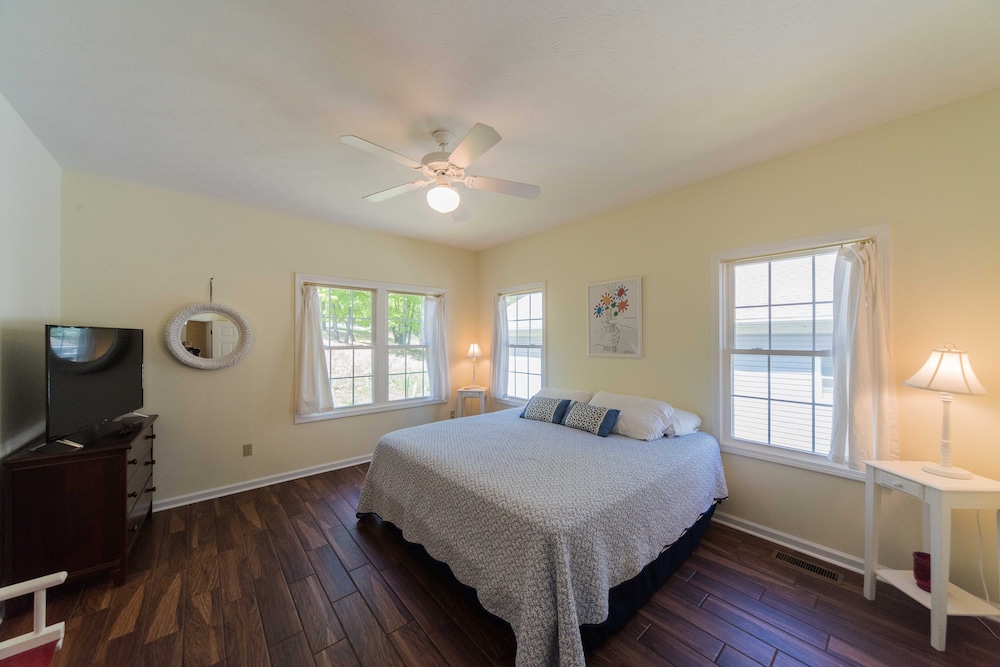 Built in 2007 4 BR/3 BA Lakeview in Grand Rivers The Only City on