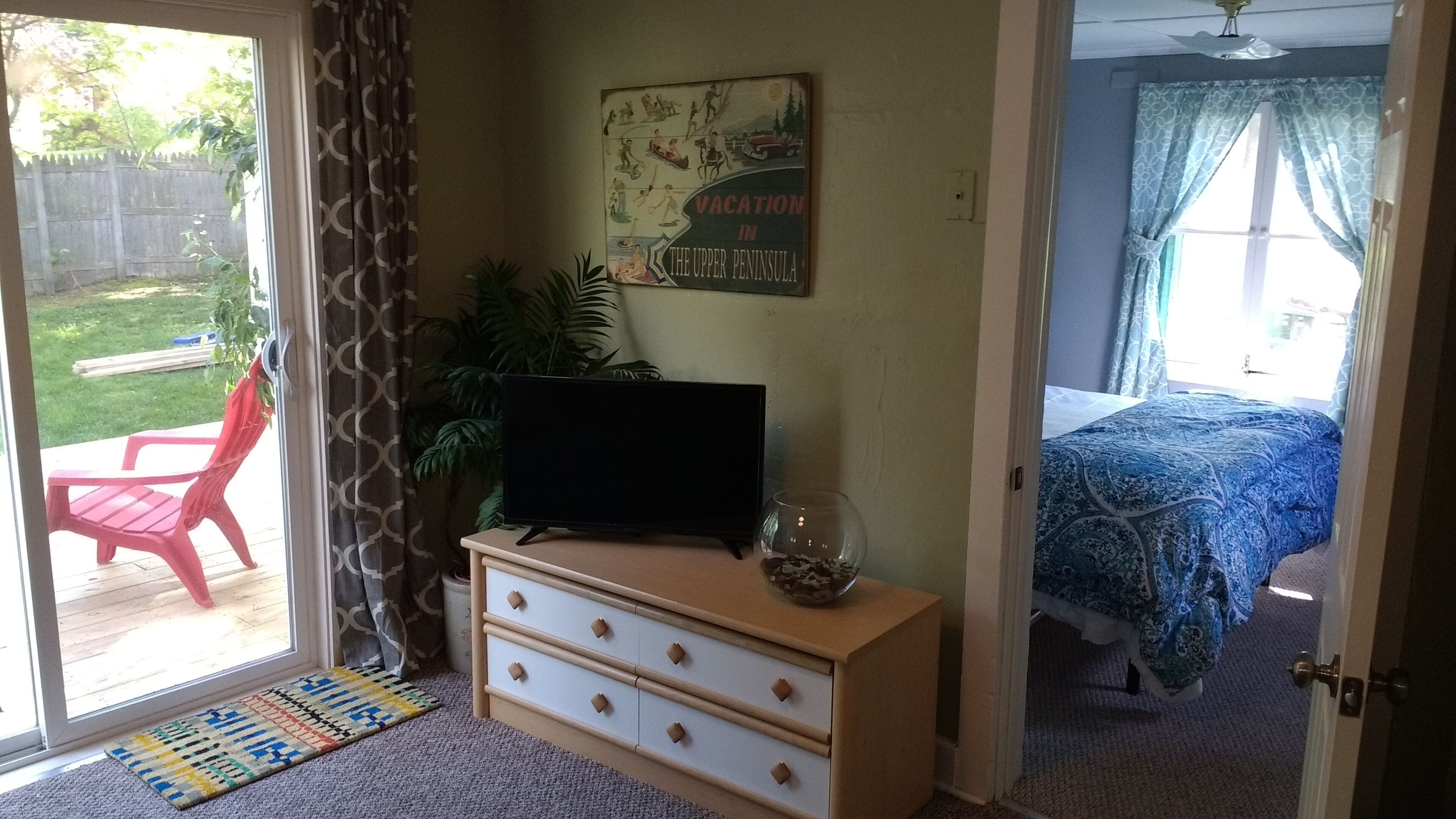 Cottage retreat 1/2 block to beach & bike path! Includes 2 bikes. Bring the dog! in Marquette, United States