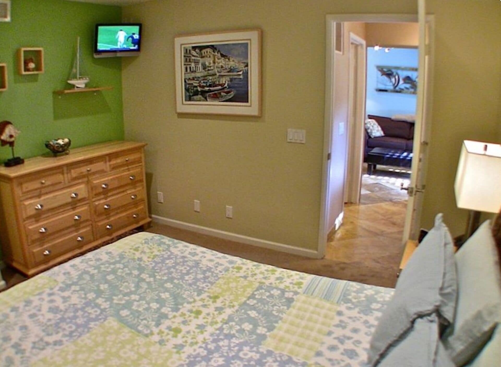 2-blocks to Moonlight Beach, Private Yard, AC, Bikes, Over 150 5-star Reveiws in Encinitas, United States