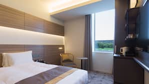 In-room safe, desk, laptop workspace, blackout drapes