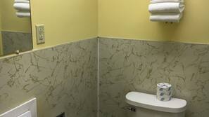 Combined shower/tub, free toiletries