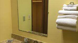 Combined shower/tub, free toiletries