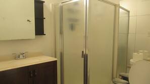 Combined shower/bathtub, free toiletries