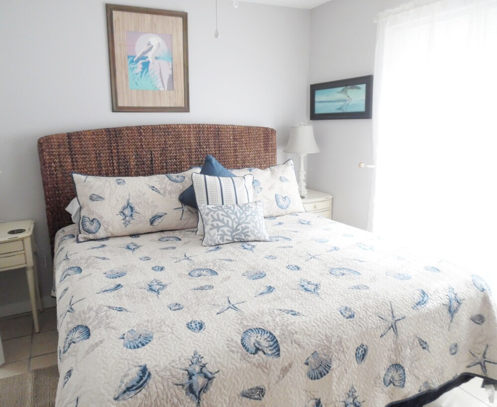 Tarpon Qtrs! 1BR/1BA w/Dog Friendly Fenced Yard, Walk to the Beach