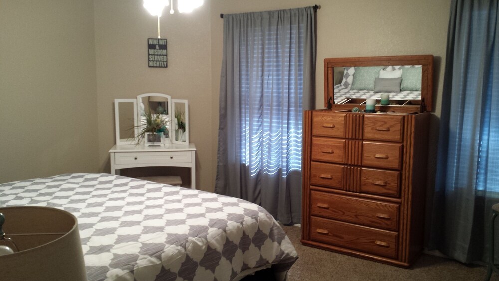 Lakefront Condo on Beautiful Lake with Amenities! Fall