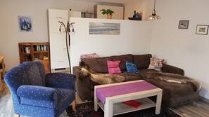 Fernseher, Kamin, Bücher