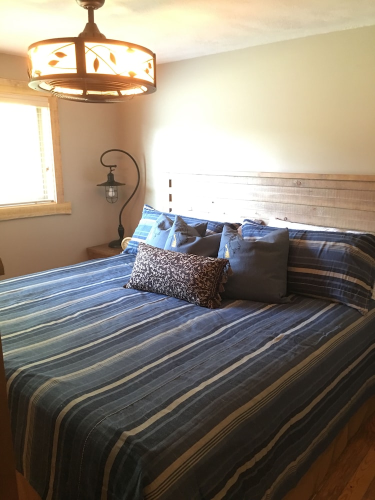 Cozy Downtown Cabin with Fenced Yard and Deck, Pet Friendly Blowing Rock Vrbo