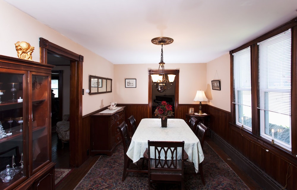 Unique 5br Victorian Walk To Bike Trails River Free -