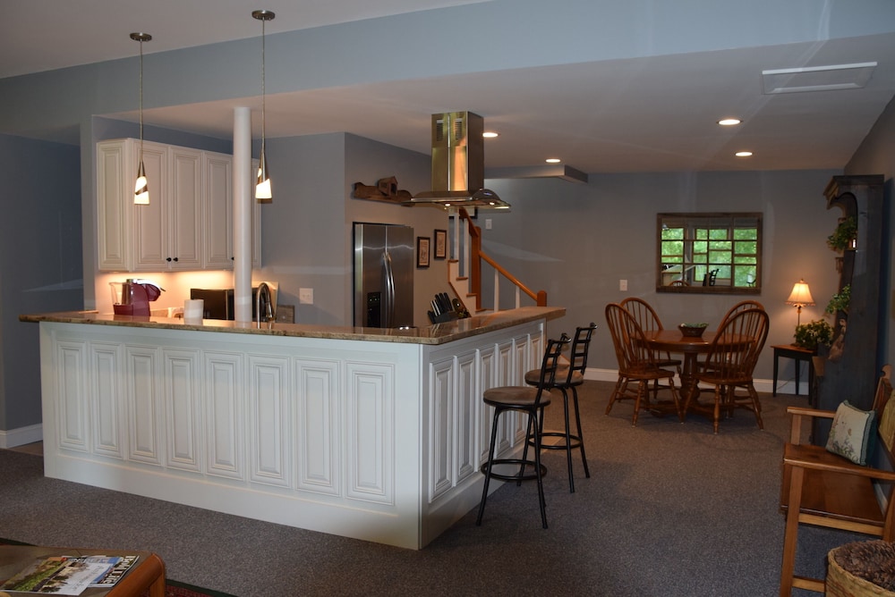 A Relaxing, Peaceful Get-away Luxury Apartment in Forest City, United States