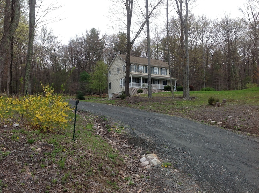 Large clean home in Pine Bush near Wallkill Bethel, Watchtower Farm, Ny