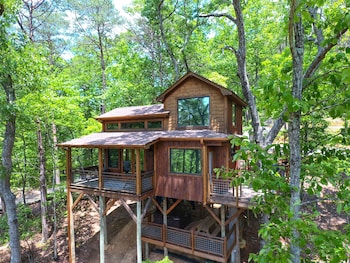 Canopy Blue Luxury Treehouse Hot Tub Fire Pit Swing Bed Amazing
